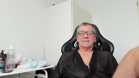 Snapshot of 200gentleman chatting on January 17, 1:46 pm Henk online show from January 17, 1:46 pm