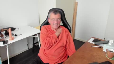 Snapshot of 200gentleman chatting on December 19, 1:18 pm Henk online show from December 19, 1:18 pm