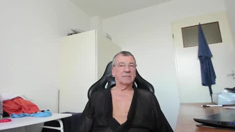 Snapshot of 200gentleman chatting on March 5, 4:13 pm Henk online show from March 5, 4:13 pm