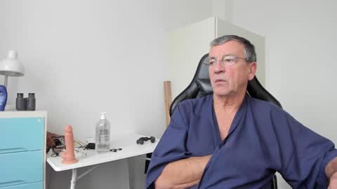 Snapshot of 200gentleman chatting on January 6, 11:40 am Henk online show from January 6, 11:40 am