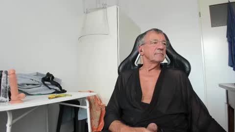 Snapshot of 200gentleman chatting on September 23, 1:32 pm Henk online show from September 23, 1:32 pm