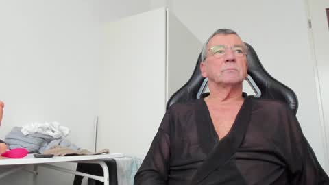 Snapshot of 200gentleman chatting on December 10, 2:17 pm Henk online show from December 10, 2:17 pm