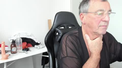 Snapshot of 200gentleman chatting on December 28, 2:12 pm Henk online show from December 28, 2:12 pm