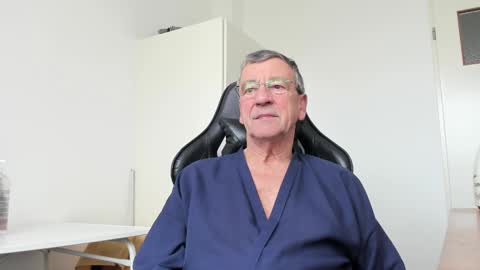 Snapshot of 200gentleman chatting on February 16, 11:05 am Henk online show from February 16, 11:05 am