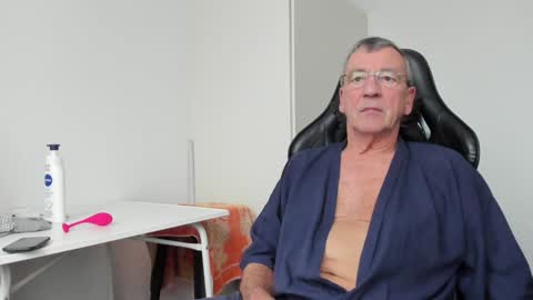 Snapshot of 200gentleman chatting on January 24, 1:36 pm Henk online show from January 24, 1:36 pm