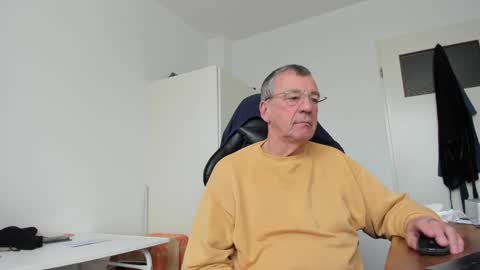 Snapshot of 200gentleman chatting on January 30, 11:11 am Henk online show from January 30, 11:11 am