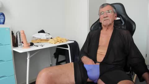 Snapshot of 200gentleman chatting on October 19, 2:31 pm Henk online show from October 19, 2:31 pm