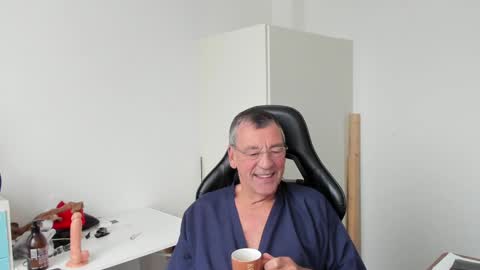 Snapshot of 200gentleman chatting on December 15, 1:22 pm Henk online show from December 15, 1:22 pm