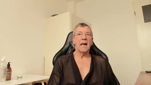 Snapshot of 200gentleman chatting on February 22, 12:40 pm Henk online show from February 22, 12:40 pm