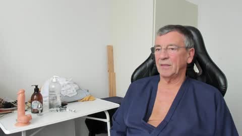 Snapshot of 200gentleman chatting on December 31, 1:19 pm Henk online show from December 31, 1:19 pm