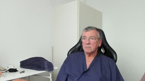 Snapshot of 200gentleman chatting on January 5, 1:36 pm Henk online show from January 5, 1:36 pm