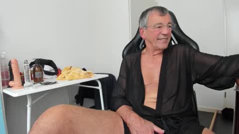 Snapshot of 200gentleman chatting on October 15, 2:57 pm Henk online show from October 15, 2:57 pm