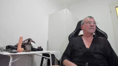 Snapshot of 200gentleman chatting on December 7, 4:03 pm Henk online show from December 7, 4:03 pm