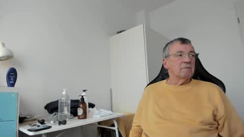 Snapshot of 200gentleman chatting on February 23, 4:42 pm Henk online show from February 23, 4:42 pm