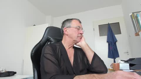 Snapshot of 200gentleman chatting on February 6, 11:10 am Henk online show from February 6, 11:10 am