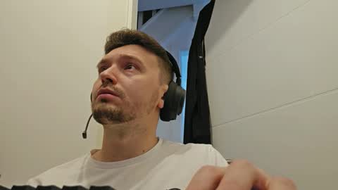 8inchdude93 online show from September 23, 8:35 am