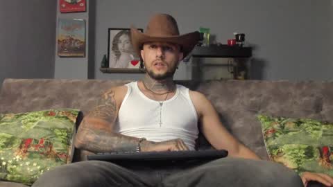 Snapshot of _emilio_escobar chatting on January 6, 10:46 am Emilio online show from January 6, 10:46 am