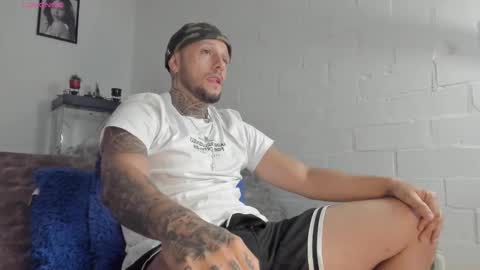 Snapshot of _emilio_escobar chatting on February 27, 10:04 am Emilio online show from February 27, 10:04 am