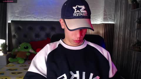 Snapshot of aaron_blink1 chatting on December 20, 1:54 pm Aaron online show from December 20, 1:54 pm