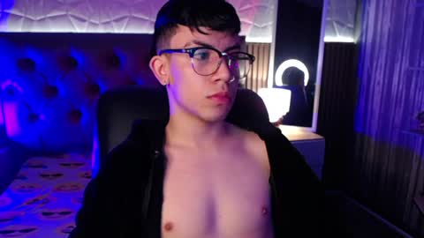 Snapshot of aaron_blink1 chatting on December 18, 4:06 pm Aaron online show from December 18, 4:06 pm