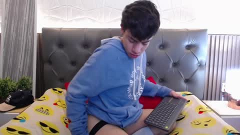 Snapshot of aaron_blink1 chatting on December 2, 12:27 pm Aaron online show from December 2, 12:27 pm