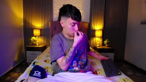 Snapshot of aaron_blink1 chatting on December 11, 6:16 pm Aaron online show from December 11, 6:16 pm