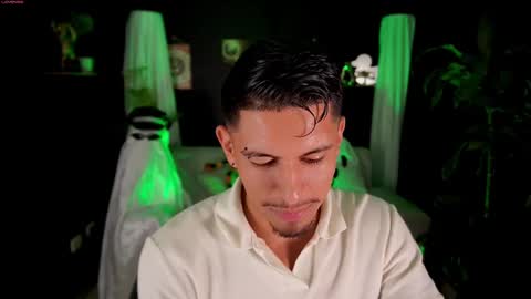 Snapshot of aaronfox_ chatting on October 9, 2:49 am AARON online show from October 9, 2:49 am