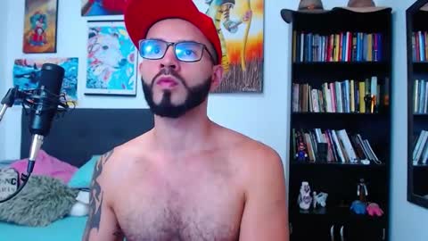 Snapshot of akiles_r chatting on February 28, 10:06 pm akiles online show from February 28, 10:06 pm