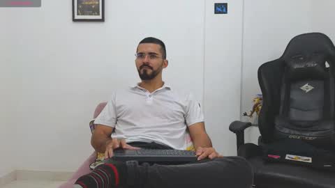 alejandroo_7 online show from February 1, 8:40 pm