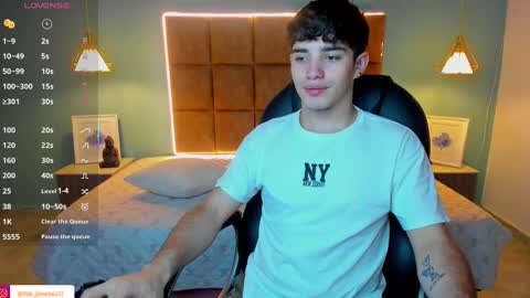 Snapshot of alejootwink chatting on September 19, 8:19 pm ALejoo Saenz online show from September 19, 8:19 pm