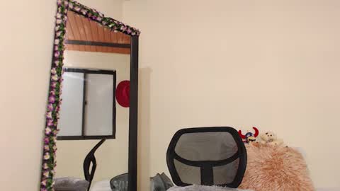 Snapshot of aliceusher_1 chatting on December 25, 8:07 pm J Ruiz online show from December 25, 8:07 pm