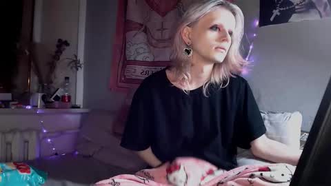 Alien Bella online show from March 14, 9:00 pm