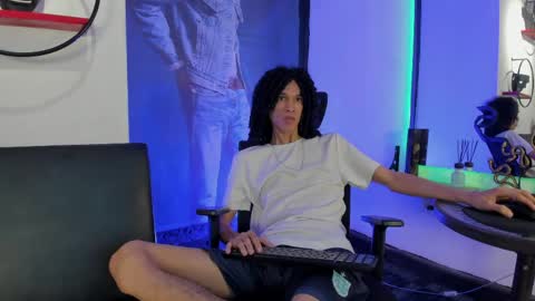 anddy_hugecock online show from May 17, 1:29 pm
