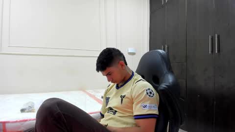 andres_stud online show from April 18, 4:25 am