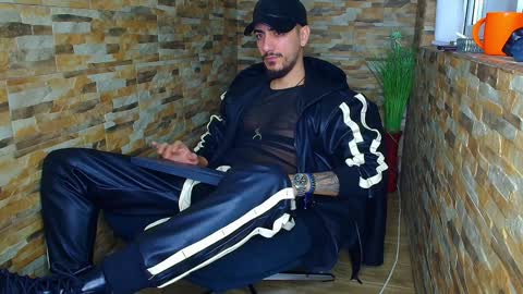 Snapshot of andrewbanner chatting on December 23, 4:22 am MasterRomania online show from December 23, 4:22 am