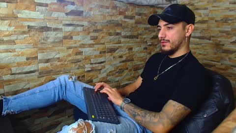 Snapshot of andrewbanner chatting on December 10, 7:58 am MasterRomania online show from December 10, 7:58 am