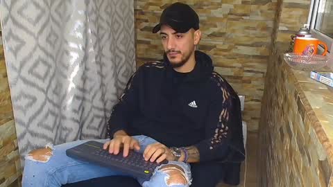 Snapshot of andrewbanner chatting on December 5, 4:42 am MasterRomania online show from December 5, 4:42 am