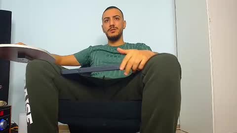 Snapshot of andrewbanner chatting on October 20, 4:49 am MasterRomania online show from October 20, 4:49 am