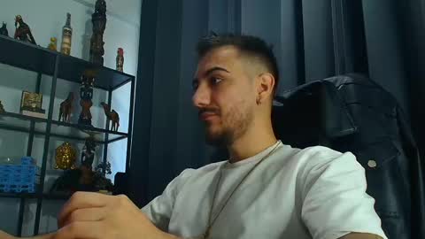 Snapshot of andrewbanner chatting on February 25, 5:52 am MasterRomania online show from February 25, 5:52 am