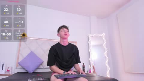 Snapshot of aron_tay chatting on December 16, 3:30 am  your aron  online show from December 16, 3:30 am