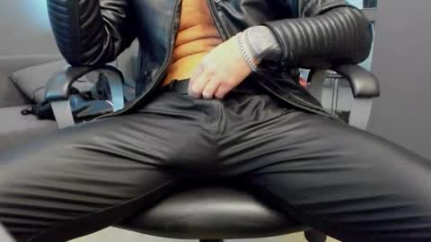 AronGrant online show from December 3, 11:38 am