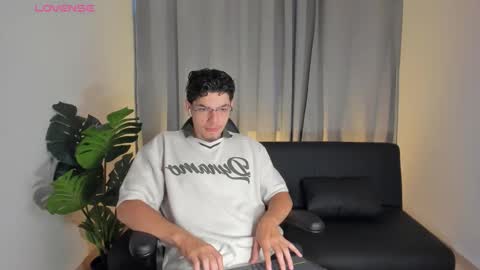 Yooung King  online show from February 28, 9:25 pm