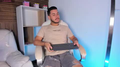 axel_grey_ online show from October 4, 12:32 pm