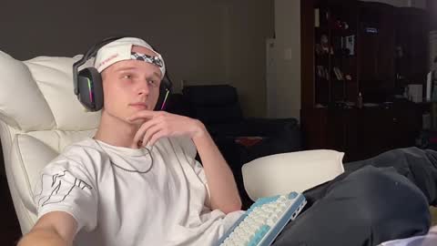 Big cock boy online show from December 11, 11:54 pm