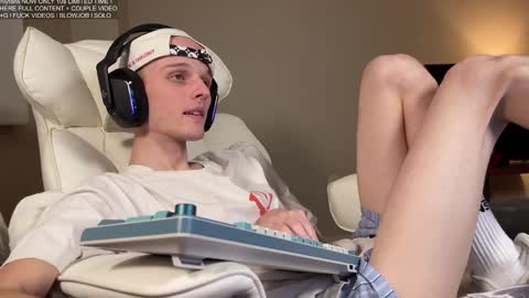 Big cock boy online show from December 24, 6:44 am