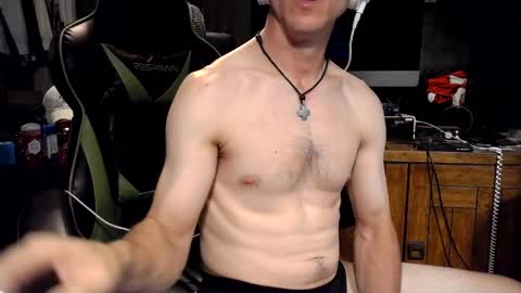 bchillin28 online show from April 23, 1:54 am