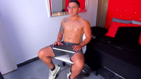 Snapshot of big_tylerr chatting on October 20, 8:24 pm Tylerr online show from October 20, 8:24 pm