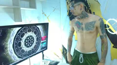 boy_tatto77 online show from April 22, 2:11 pm