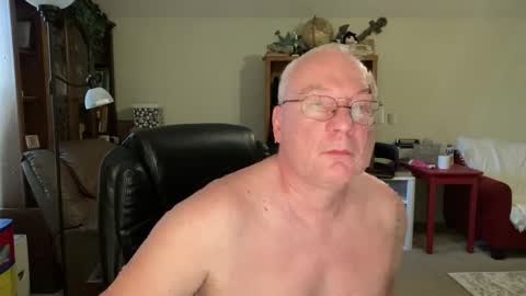 bustyballs100 online show from December 5, 8:38 pm