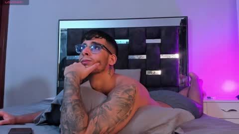   INDEPENDENT MODEL online show from March 5, 10:01 pm